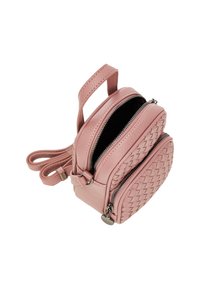 Borsa a tracolla in pelle rosa con texture intrecciata, scomparti con doppia cerniera e tracolla regolabile. Presenta una maniglia superiore e accessori in metallo.