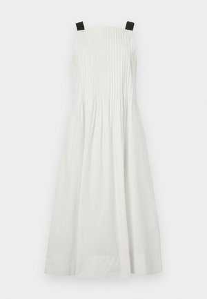 Vestido sin mangas blanco con tirantes negros, que presenta pliegues verticales en el torso y una falda acampanada. Textura de tela suave.
