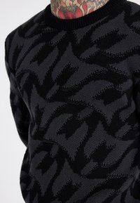 SIKSILK Stickad tröja - black