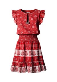 Červené květované šaty s krátkým rukávem s volánky, zavazovacím výstřihem, nařaseným pasem a vrstvenou sukní s barevnými pásy v bílé a červené barvě.