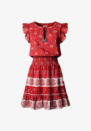 Rød kortermet blomsterkjole med volangerm, knytebånd i halsen, smocket midje og lagdelt skjørt med mønstrede bånd i hvitt og rødt.