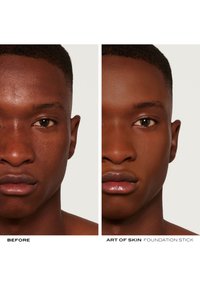 Comparaison avant et après de la peau utilisant un bâton de fond de teint, mettant en valeur une amélioration de l'uniformité et un fini naturel sur un teint riche et lisse.