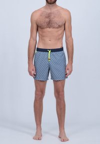 Shorts de bain bleu marine avec un motif de vagues répétées en bleu clair. Dotés d'une taille élastique avec un cordon de serrage jaune vif.