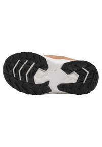 Gummisula med djupa mönster för grepp, kontrasterande vit mellansula och ljusbeige övre del. Hållbar design som är lämplig för olika ytor.