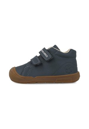 Zapato infantil de caña alta azul marino con suela marrón, dos tiras de velcro, costuras blancas y forro interior suave.