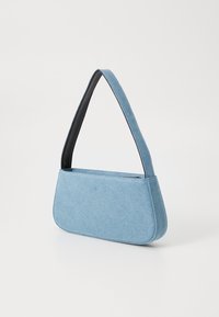 Borsa in denim blu con una forma rettangolare morbida, dettagli in pelle nera e una sola tracolla curva per un facile trasporto.