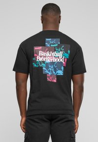 Czarny bawełniany t-shirt z wielokolorowym grafiką, z napisem "Basketball Brotherhood" wyraźnie wyeksponowanym na plecach.
