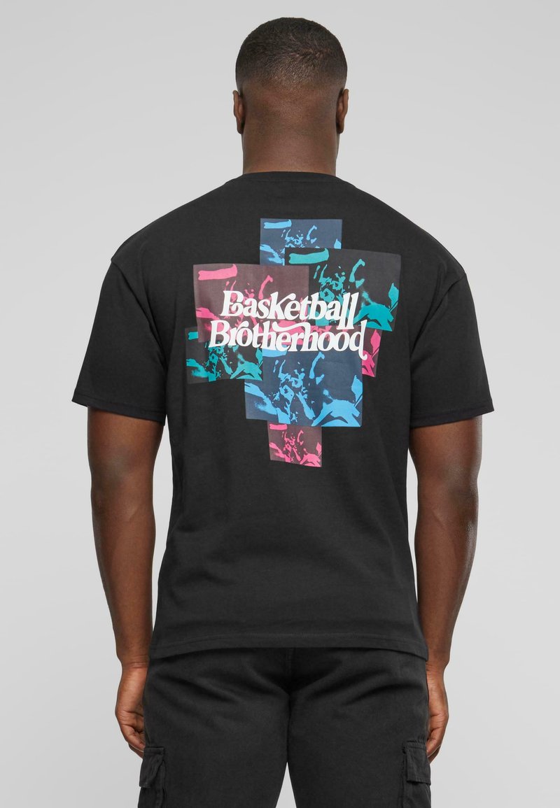 Czarny bawełniany t-shirt z wielokolorowym grafiką, z napisem "Basketball Brotherhood" wyraźnie wyeksponowanym na plecach.