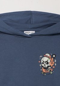 Felpa con cappuccio blu navy in morbido cotone con una grafica giocosa di un teschio su uno skateboard, con accenti arancioni e un cappello bianco, mostrata sul davanti.