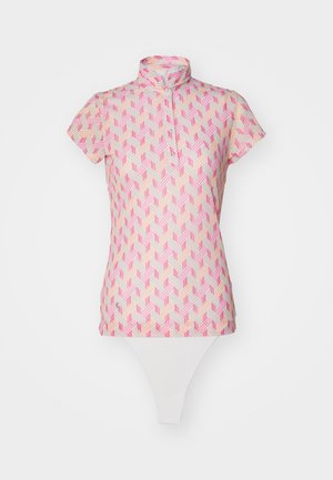 Kortermet bodysuit med høy krage, som har et geometrisk mønster i rosa og krem på en lys bakgrunn og hvit bunn.