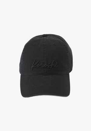 Gorra de algodón negra con visera curva, que presenta el texto bordado "Koroshi" en un color a juego en la parte frontal. Diseño sencillo, tela texturizada.