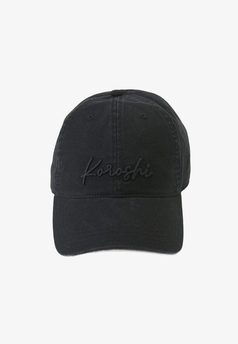 Fekete pamut sapka görbített karimával, az elülső részen hímzett "Koroshi" felirattal, azonos színben. Egyszerű dizájn, texturált anyag.