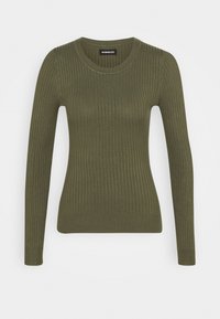 Pull ajusté à manches longues en maille côtelée couleur vert olive, avec un col rond et des poignets ajustés.
