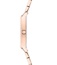 Roségoldene Metalluhr mit rechteckigem Gehäuse, silbernem Zifferblatt und einem glatten Edelstahlarmband mit einem dezenten linkförmigen Design.
