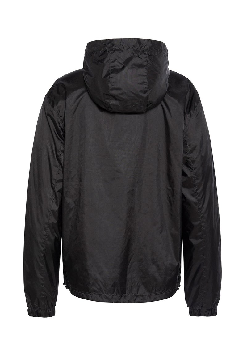 Veste légère noire avec capuche, fabriquée en tissu lisse. Équipée de poignets élastiques et d'un ourlet resserré pour un ajustement réglable.