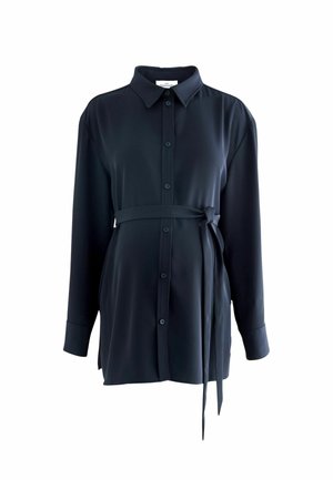 Camicia blu navy con colletto, maniche lunghe, chiusura con bottoni e una cintura coordinata in cravatta in vita. Tessuto morbido e design su misura.