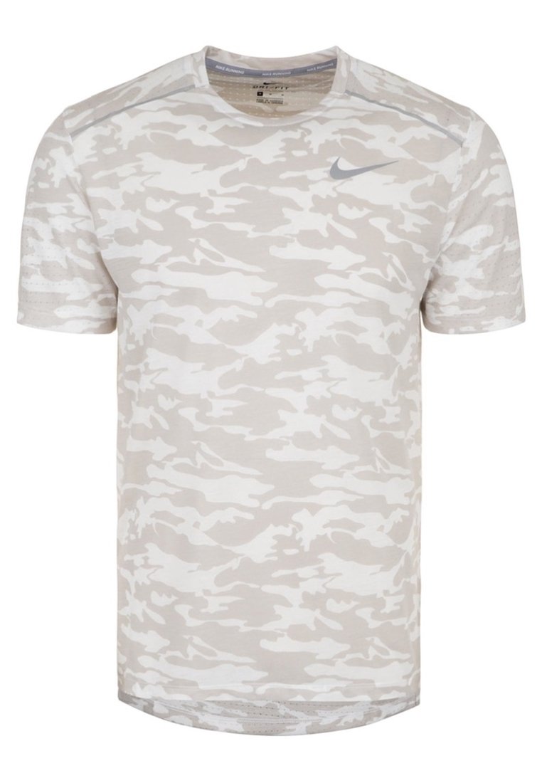 Vaaleanharmaa, naamiointikuvioitu T-paita, jossa pyöreä pääntie ja lyhyet hihat. Rintakehässä pieni harmaa Nike-logo. Pehmeä kangas.