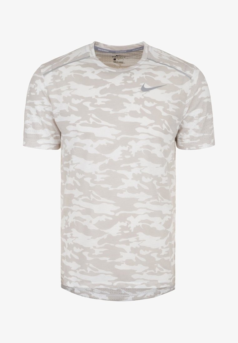 Vaaleanharmaa, naamiointikuvioitu T-paita, jossa pyöreä pääntie ja lyhyet hihat. Rintakehässä pieni harmaa Nike-logo. Pehmeä kangas.