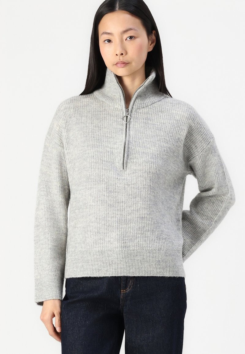 Jasnoszary, prążkowany sweter z pół-zamkiem w kołnierzu i długimi rękawami, z prostym dołem i subtelną fakturą.