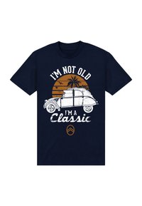 Námořnická modrá tričko s grafikou vintage auta, palmami, ptáky a textem "NEJSEM STAŘEJ, JSEM KLASIKA" s chevron symbolem pod ním.