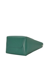 Borsa in pelle verde con un design geometrico e una forma affusolata. Texture liscia, cuciture sottili e un accento metallico su un lato.