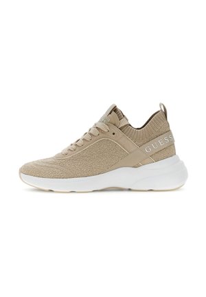 Baskets basses beige tricotées avec semelle blanche, fermeture à lacets sur l’avant, et logo GUESS sur la bride du talon et la languette.