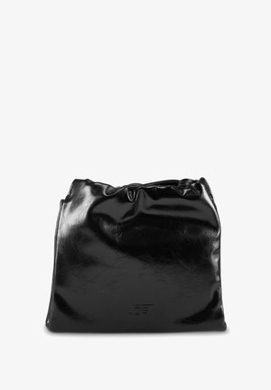 Sac en similicuir noir et brillant avec un design froncé. Présente un logo minimaliste à l'avant. Texture douce et forme pliable.