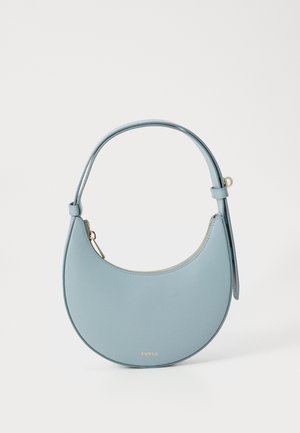 Sac à main en cuir bleu avec un design incurvé, fermeture éclair et une seule bandoulière. Accents en métal doré près de l'ouverture.