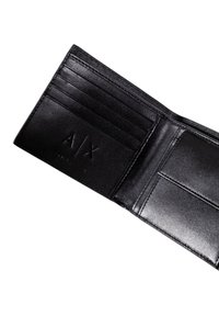 Portafoglio in pelle nera con molteplici slot per carte, una texture liscia e logo impresso. Scomparti interni per banconote e carte.