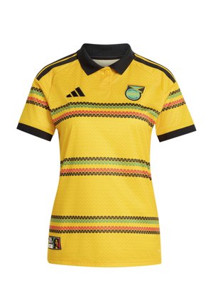 Camiseta de fútbol amarilla con cuello y puños de las mangas en negro, rayas horizontales multicolores, logo de Adidas y escudo de la Federación de Fútbol de Jamaica en el pecho.