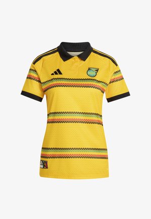 Geltoni futbolo marškinėliai su juoda apykakle ir rankovių rankogaliais, daugiaprasmėmis horizontalios juostelėmis, „Adidas“ logotipu ir Jamaikos futbolo federacijos emblema ant krūtinės.