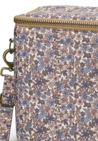 Kukkaisteemalla varustettu neliön muotoinen kangaskassi, jossa on ruskeita, sinisiä ja beigejä värejä. Kassissa on kultainen vetoketjukiinnitys ja säädettävä hihna.