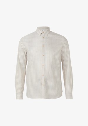 Chemise à rayures verticales beige et blanche, à manches longues, boutonnée, avec col pointu et poignets boutonnés sur fond blanc.