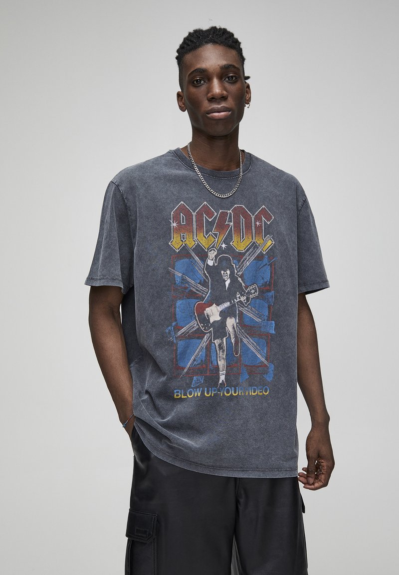 Pull And Bear T Shirt