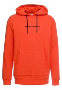 Sudadera con capucha naranja, con un bolsillo tipo canguro, cordones negros y texto impreso "WHATEVER FOREVER" en negro en el pecho.