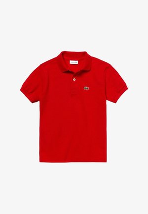 Polo rojo de manga corta con cuello, tapeta con dos botones y pequeño logo verde de cocodrilo en el pecho.