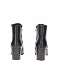 Stivali ankle in pelle nera con una texture liscia, dotati di chiusura con zip, punta arrotondata e tacco a blocco. La vista posteriore mostra linee pulite.
