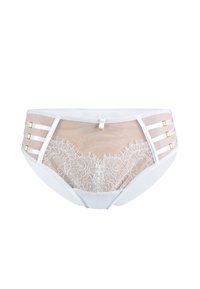 Białe bielizna z siateczki i koronką. Akcenty obejmują złote detale oraz pasek po bokach. Kwiatowy wzór koronki na plecach.