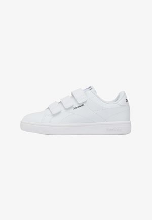 Sneaker bianca Reebok con tre cinturini in velcro e dettagli di cucitura sottili, logo visibile sul lato e sul tallone, suola in gomma a profilo basso.