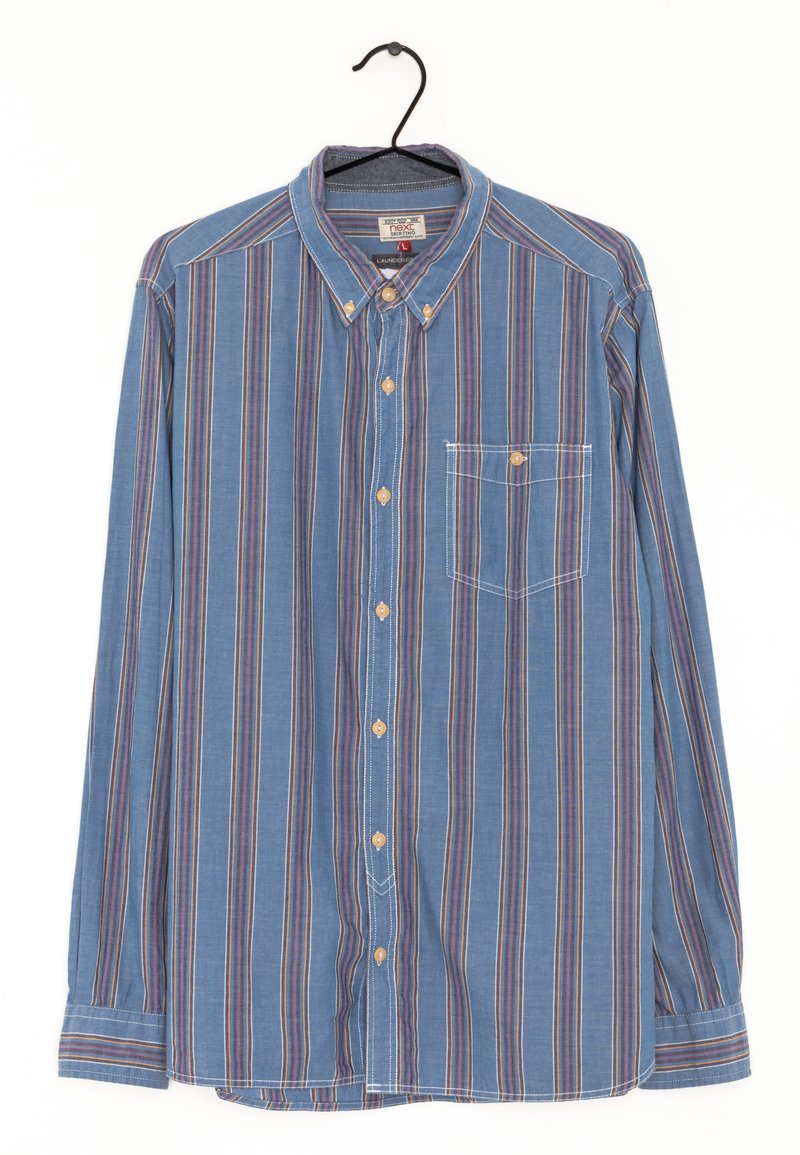 Camicia blu a maniche lunghe con bottoni, caratterizzata da strisce verticali di vari colori, una tasca sul petto e colletto con bottoni. Materiale misto cotone.