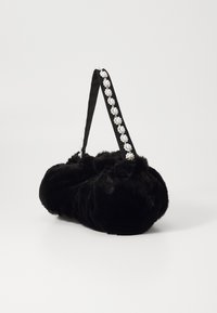 Schwarze, flauschige Handtasche mit runder Form, ausgestattet mit einem Satinriemen, der entlang seiner Länge mit kleinen, perlenähnlichen Verzierungen geschmückt ist.