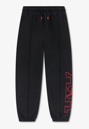Schwarze Jogginghose mit elastischem Bund, Kordelzug, elastischen Bündchen und rot umrandetem Textdesign am unteren linken Bein.