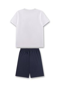 Weißes T-Shirt mit kurzen Ärmeln und rundem Halsausschnitt, kombiniert mit navyblauen Shorts mit elastischem Bund, hergestellt aus glattem, atmungsaktivem Stoff.