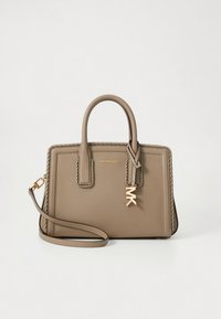 Beežist nahast käekott kahe ülemise sangaga, eemaldatava õlarihma, tikanditega, kuldse logo ripatsiga ja struktureeritud ristkülikukujuline.