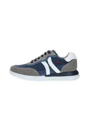 Zapatillas para hombre con parte superior de ante y textil en azul marino y gris, detalles en blanco, cordones y suela de goma blanca.