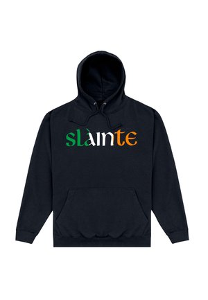 Sort hættetrøje med frontlomme og "Slàinte" trykt i grønne, hvide og orange bogstaver på brystet.