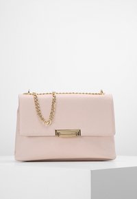 Růžová kabelka z umělé kůže se zlatým řetízkem, obdélníkového tvaru, s texturovaným povrchem a předním klopou se zlatým kovovým zapínáním.