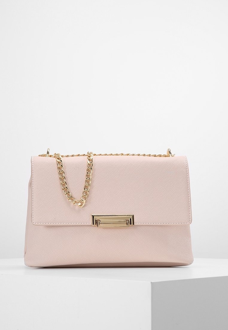 Růžová kabelka z umělé kůže se zlatým řetízkem, obdélníkového tvaru, s texturovaným povrchem a předním klopou se zlatým kovovým zapínáním.