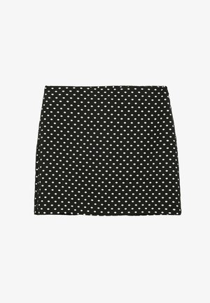 Czarna mini spódnica w białe grochy o prostym kroju, prezentowana na płasko na białym tle.