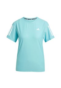 T-shirt de sport bleu clair à manches courtes, col rond, tissu texturé, et trois rayures blanches sur chaque épaule. Présente un petit logo sur la poitrine.